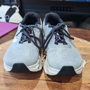 On Running Mens Size 9.5 Cloudmonster 2